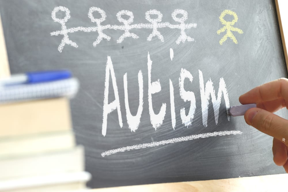 Характеристики на аутизма при деца, започвайки от бебета до малки деца