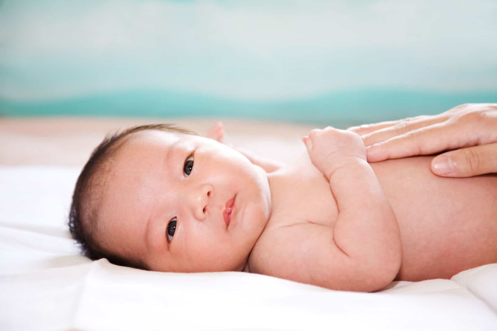肌に潤いを与えることは別として、赤ちゃんのためのベビーオイルの5つの利点
