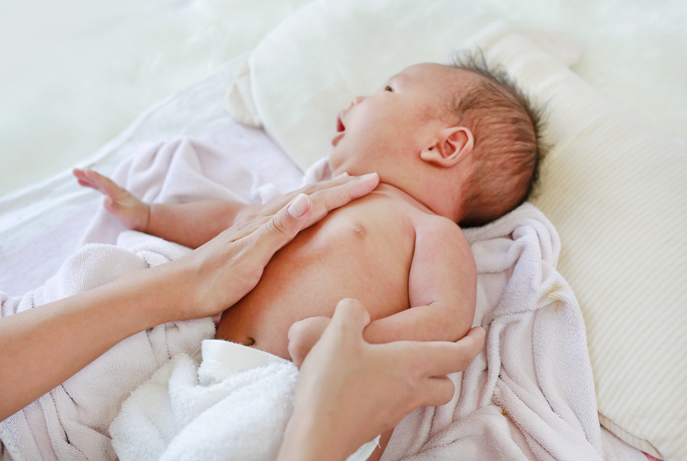 赤ちゃんのあせもを克服する8つの効果的な方法