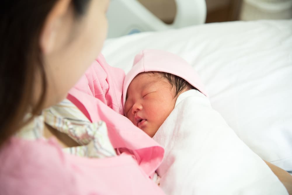 La guida completa alla cura del neonato per i nuovi genitori
