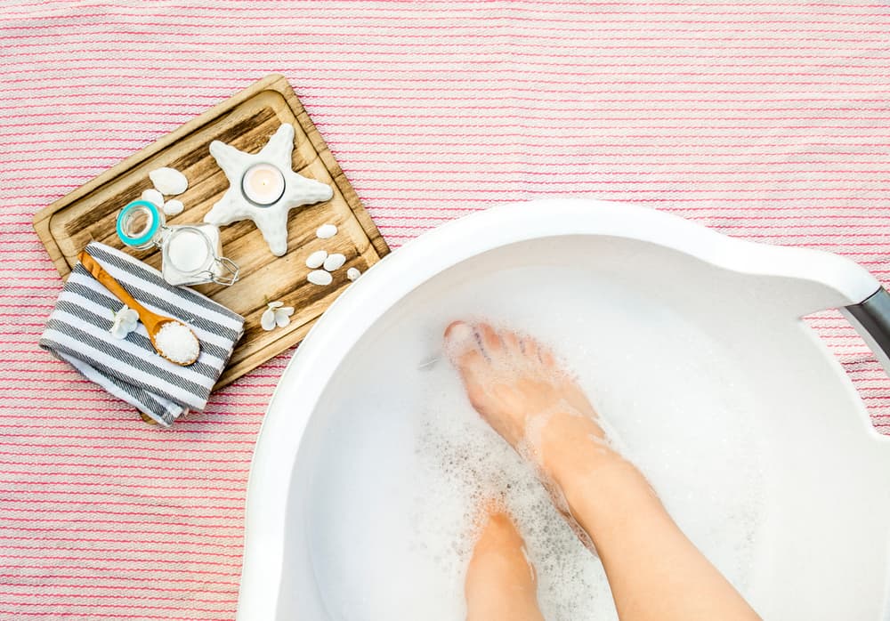 Вярно ли е, че накисването на краката в солена вода е полезно за здравето?