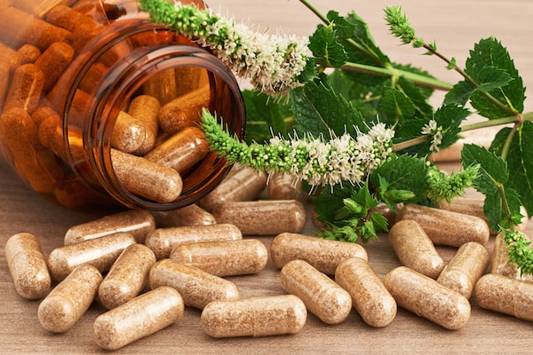 مراجعة الأدوية العشبية: من الاستخدامات ، وكيفية الاختيار ، إلى الآثار الجانبية