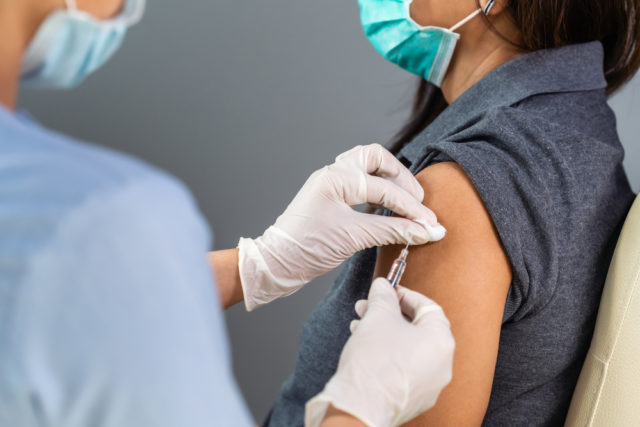 Всичко за ваксината срещу COVID-19: безопасност, странични ефекти и др