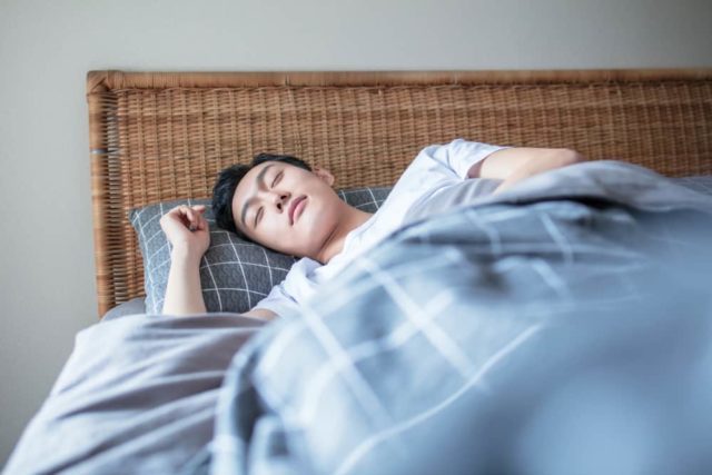 النوم بدون وسادة ، في الواقع أكثر صحة أم لا؟