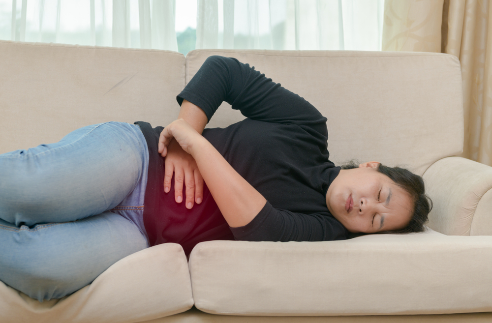 Bagaimana untuk mengetahui perbezaan antara sakit belakang yang rendah kerana haid dan kehamilan